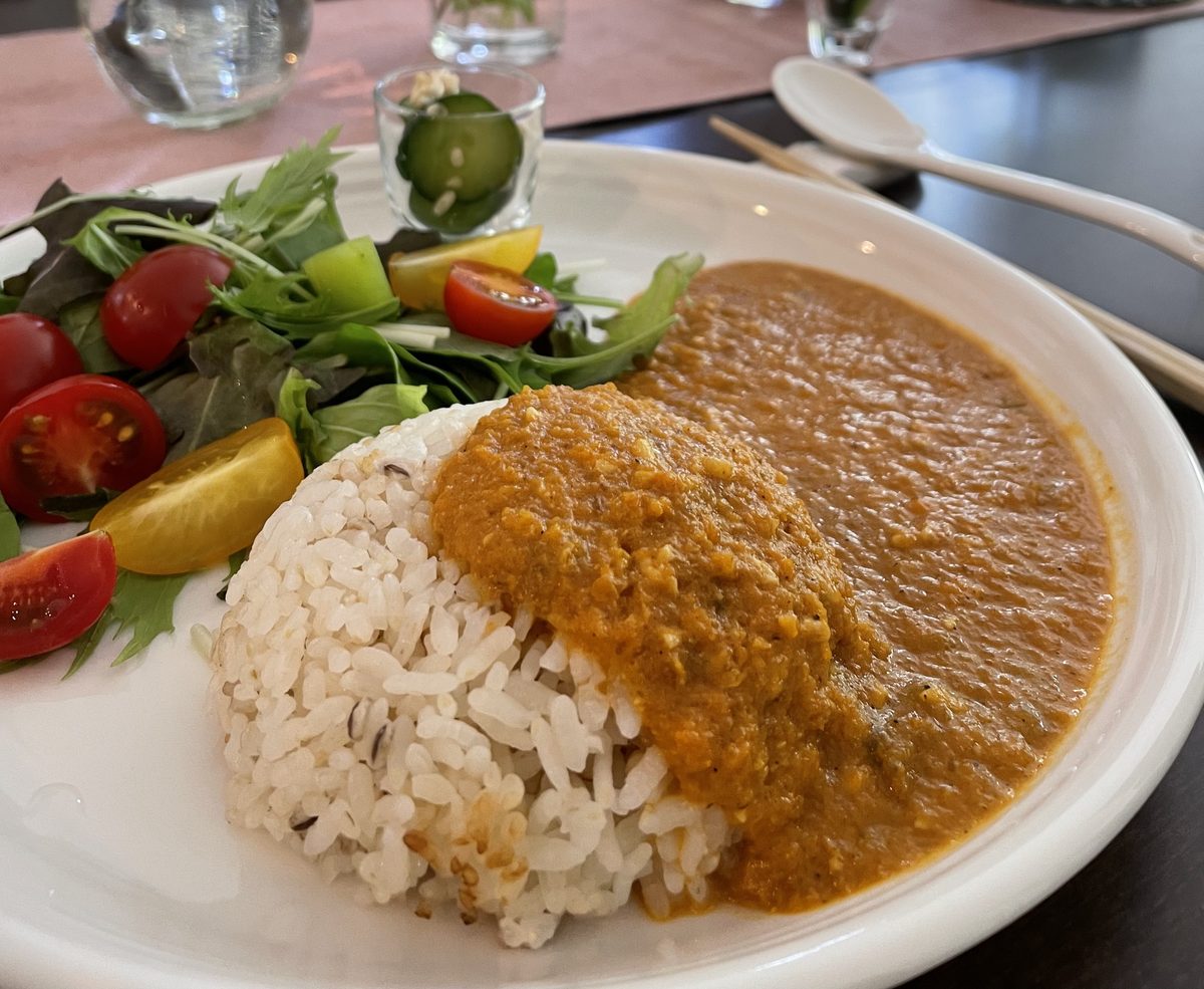 ヴィーガン麹スパイスカレーのプレート